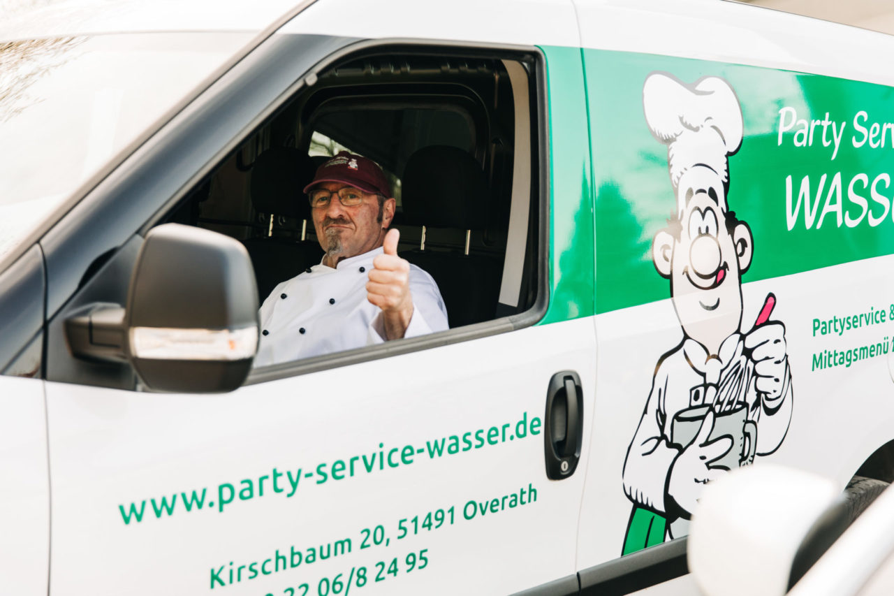 party-service-wasser-mittagessen-lieferung-lieferservice